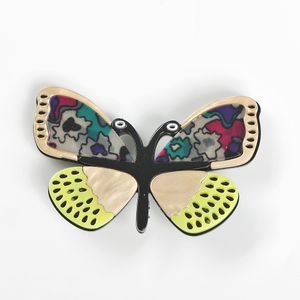Brosa fluture cu aripi colorate