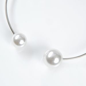 Colier argintiu cu 2 perle acrilice albe