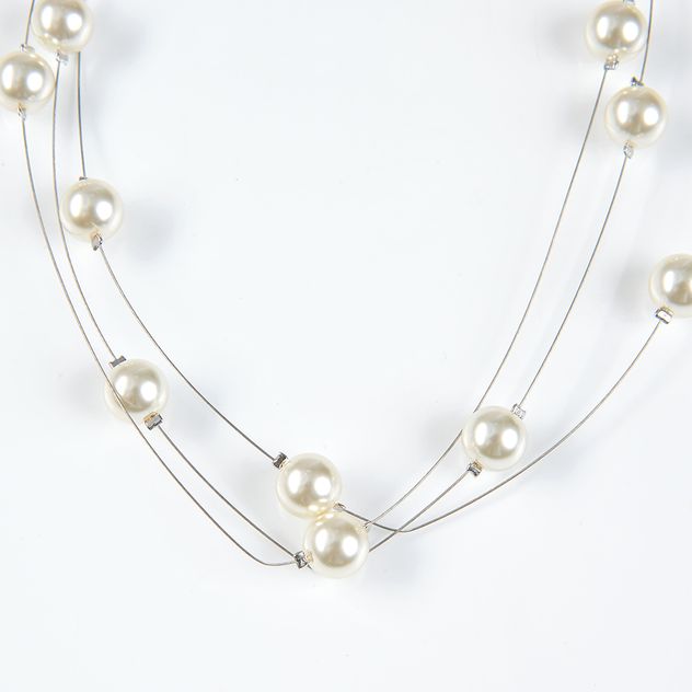 Colier cu perle albe