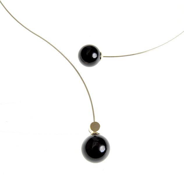 Colier auriu cu perle acrilice negre