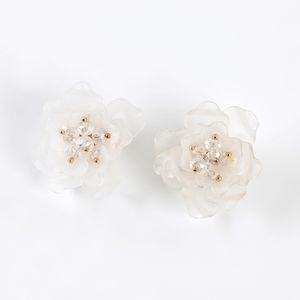 Cercei cu clips si flori albe