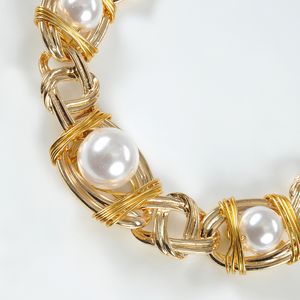 Colier auriu impletit cu perle mari albe