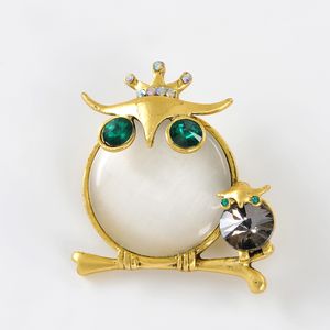 Brosa martisor bufnite pe crenguta