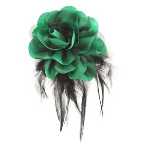 Brosa floare verde cu pene negre