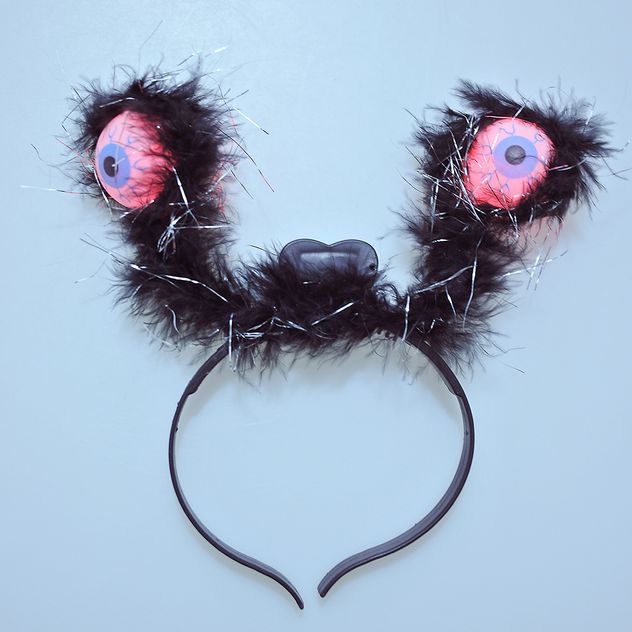 Bentita Halloween cu ochi rosii