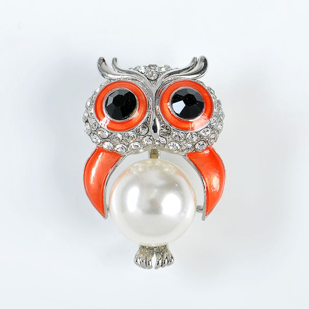 Brosa martisor bufnita cu perla alba