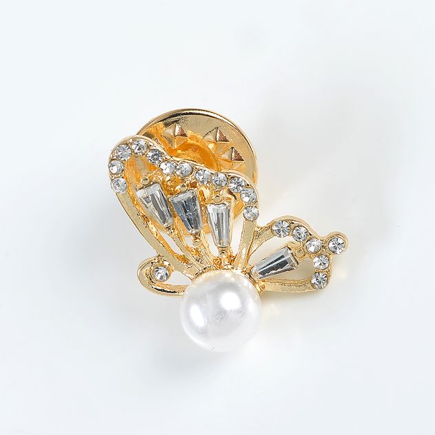 Brosa martisor fluture auriu cu perla alba