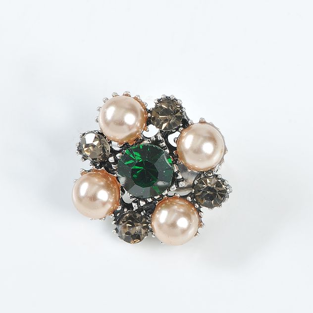 Brosa martisor cu perle bej si piatra verde