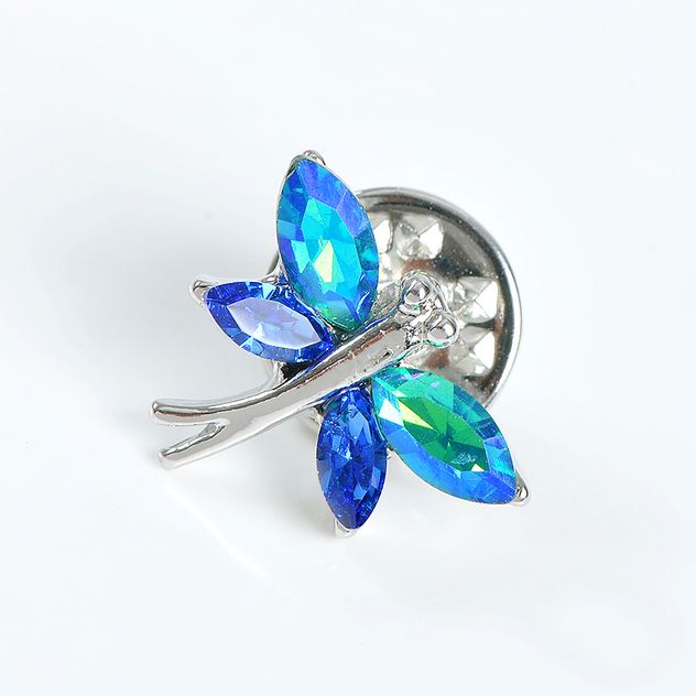 Brosa martisor fluturas cu aripi albastre