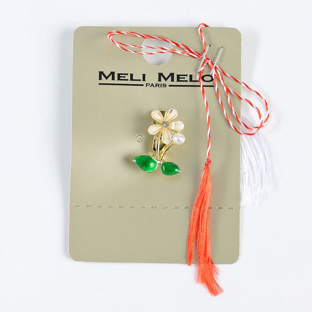 Brosa martisor floare alba cu frunze verzi