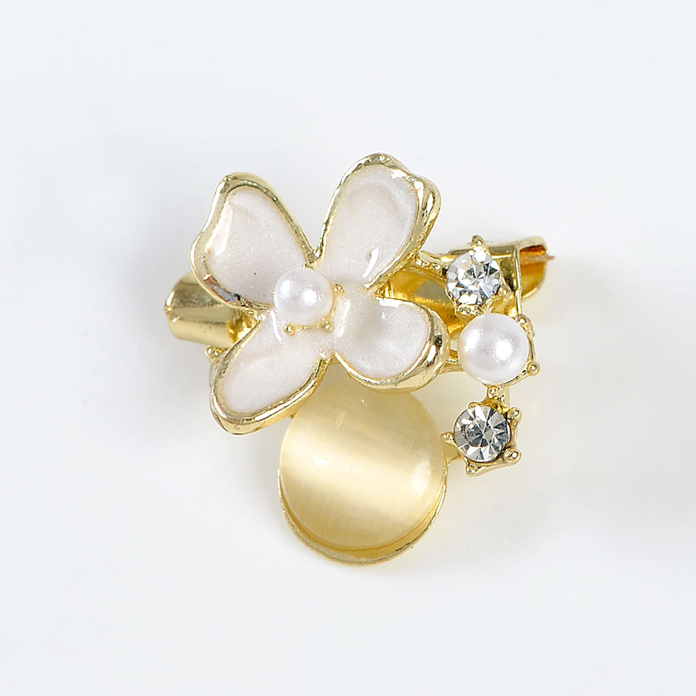 Brosa martisor floare alba