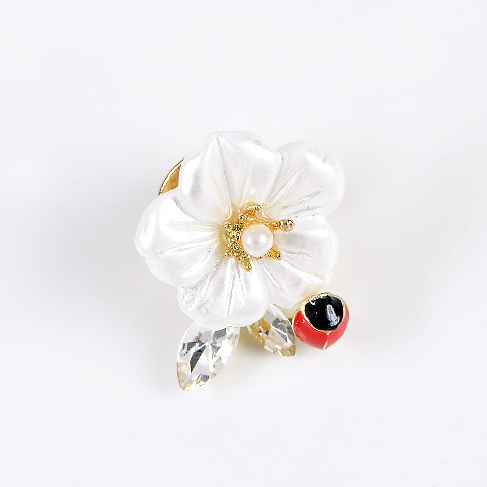 Brosa martisor floare alba cu buburuza - 1 | YEO