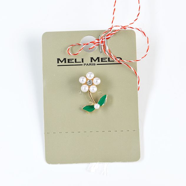 Brosa martisor floare cu perle albe