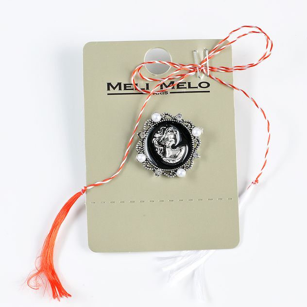 Brosa martisor rotunda dama cu camelii