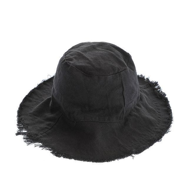 Palarie neagra cu margine franjurata