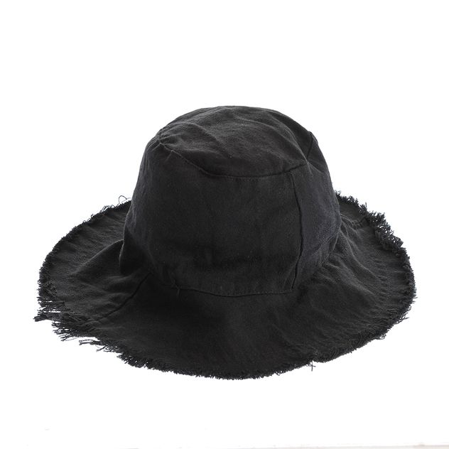 Palarie neagra cu margine franjurata