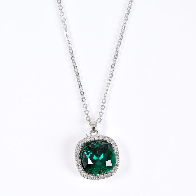 Colier argintiu elegant cu piatra verde smarald