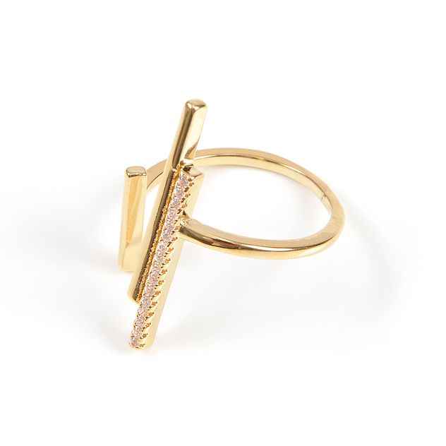 Inel placat cu aur design minimalist si insertii elegante