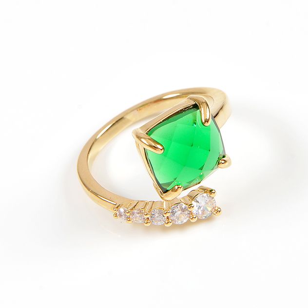 Inel placat cu aur design asimetric si piatra verde