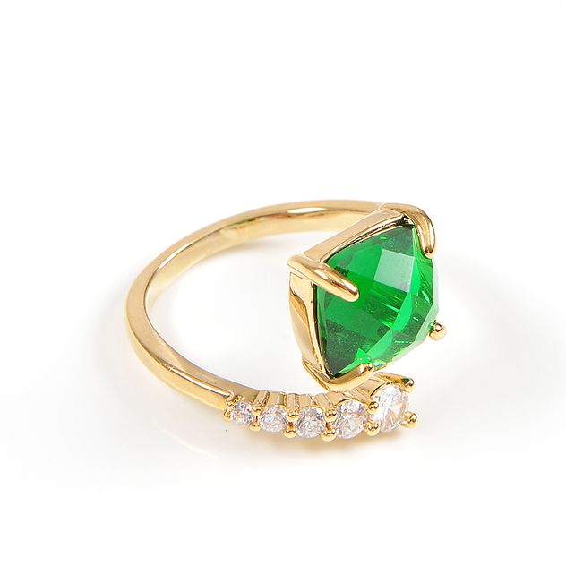Inel placat cu aur design asimetric si piatra verde