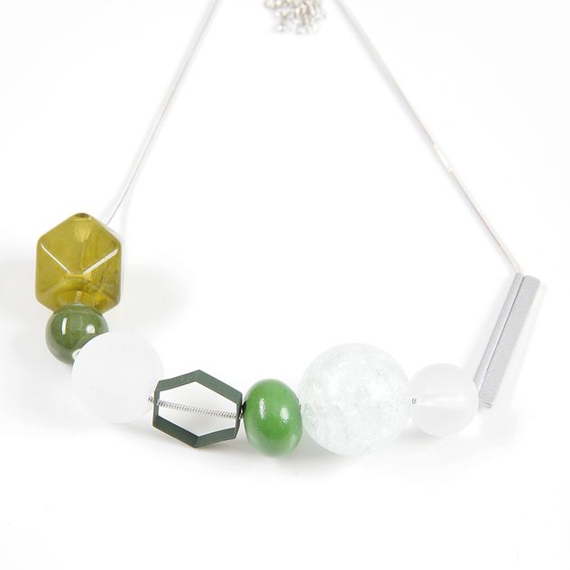 Colier cu margele colorate si design geometric