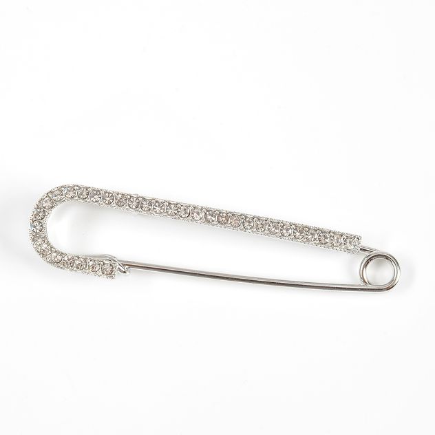 Brosa martisor ac de siguranta cu pietre albe
