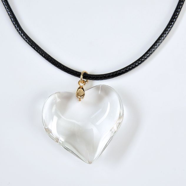 Colier choker cu snur negru si pandantiv inima transparenta