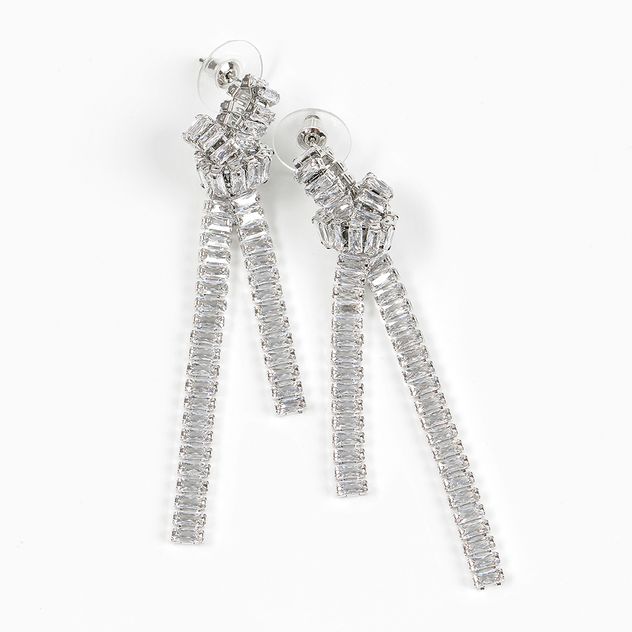 Cercei lungi argintii cu design modern