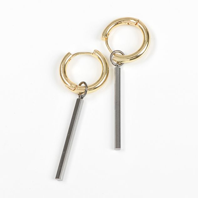 Cercei aurii rotunzi cu bare metalice