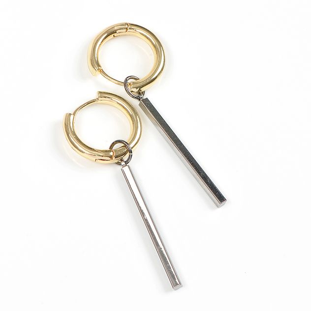 Cercei aurii rotunzi cu bare metalice