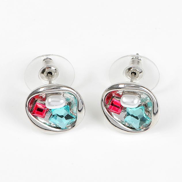 Cercei rotunzi argintii cu motive stelare si accente colorate