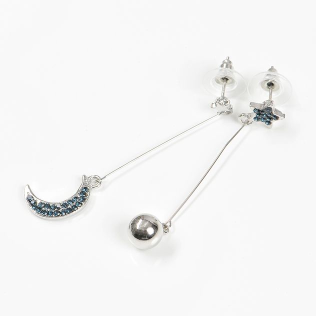 Cercei lungi argintii cu luna si bila metalica