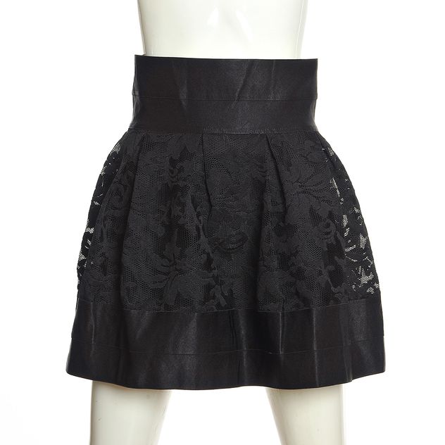 Fusta neagra cu croi in clos si detalii din broderie