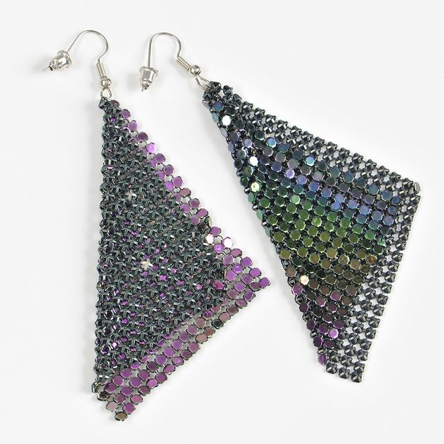 Cercei eleganti cu plasa metalica si reflexe multicolore