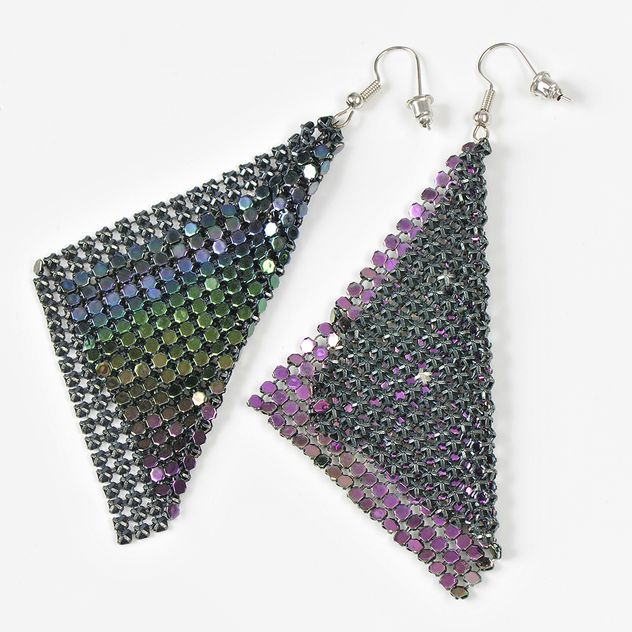 Cercei eleganti cu plasa metalica si reflexe multicolore