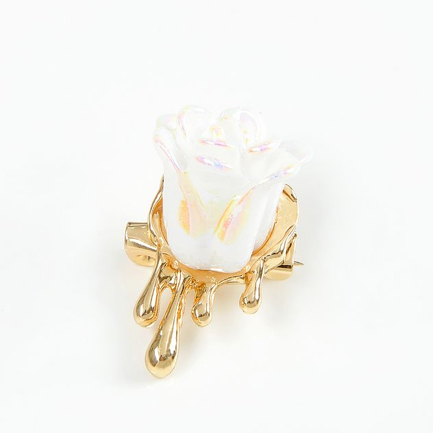 Brosa trandafir alb cu auriu