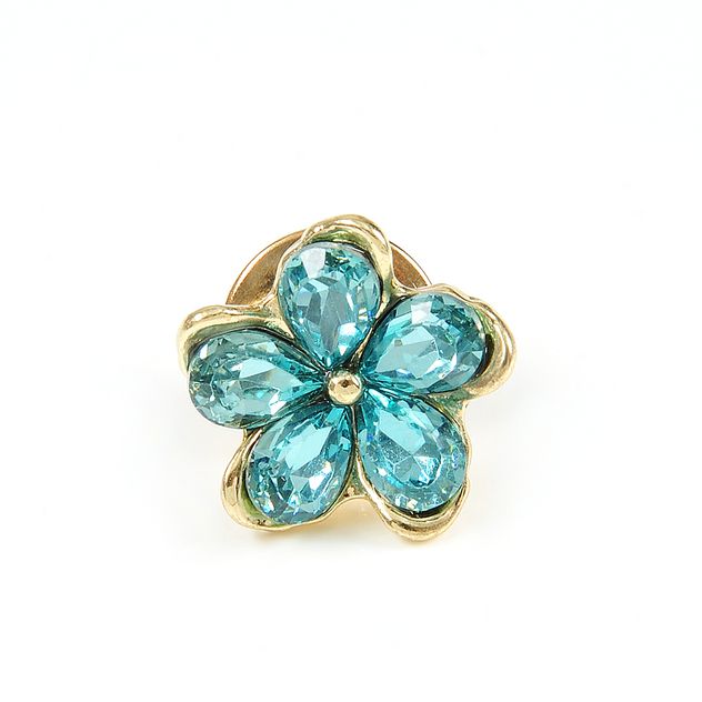Brosa martisor floare aurie cu petale bleu