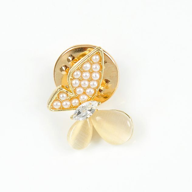 Brosa martisor fluture cu perle mici albe