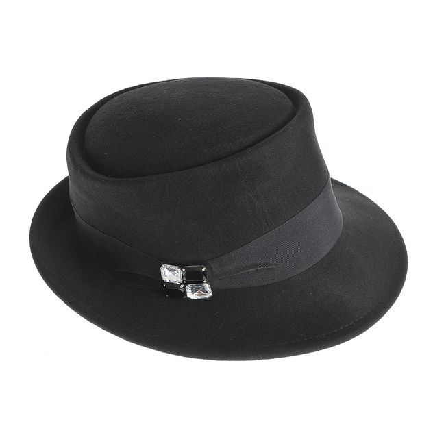 Palarie neagra cu accesoriu decorativ