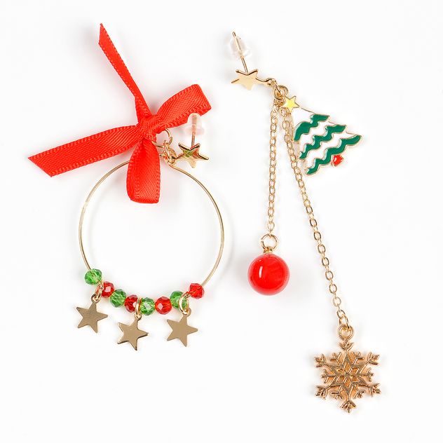 Cercei asimetrici cu stelute, brad si fundita rosie