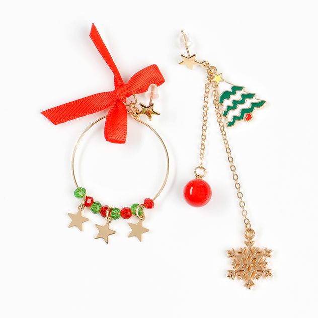 Cercei asimetrici cu stelute, brad si fundita rosie