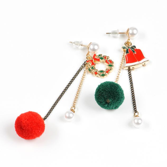 Cercei asimetrici de Craciun cu ghirlanda, clopotei si ciucuri textili