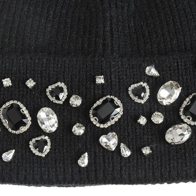 Caciula neagra decorata cu pietre acrilice