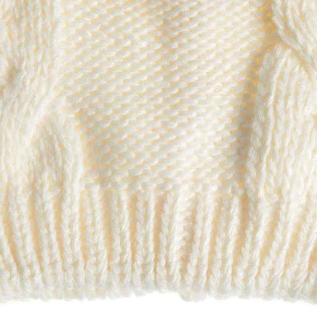 Caciula tricotata alba cu impletituri