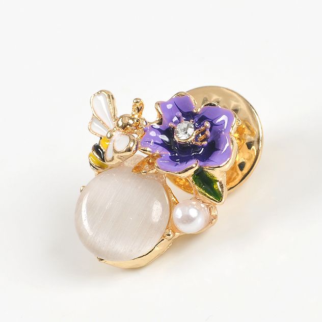 Brosa martisor piatra bej cu floare mov