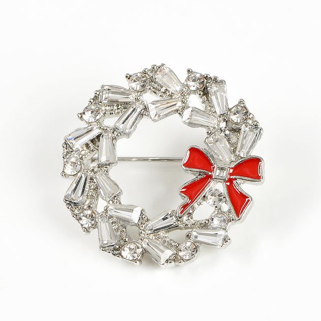 Brosa argintie martisor cu funda rosie