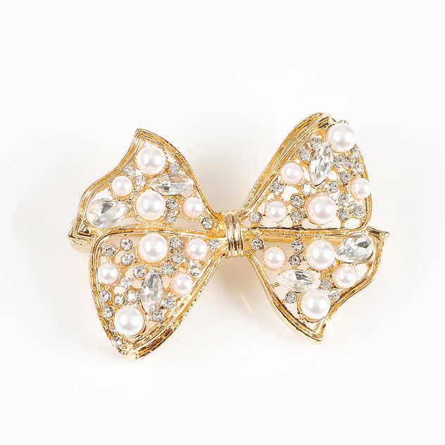 Brosa martisor funda aurie cu perle