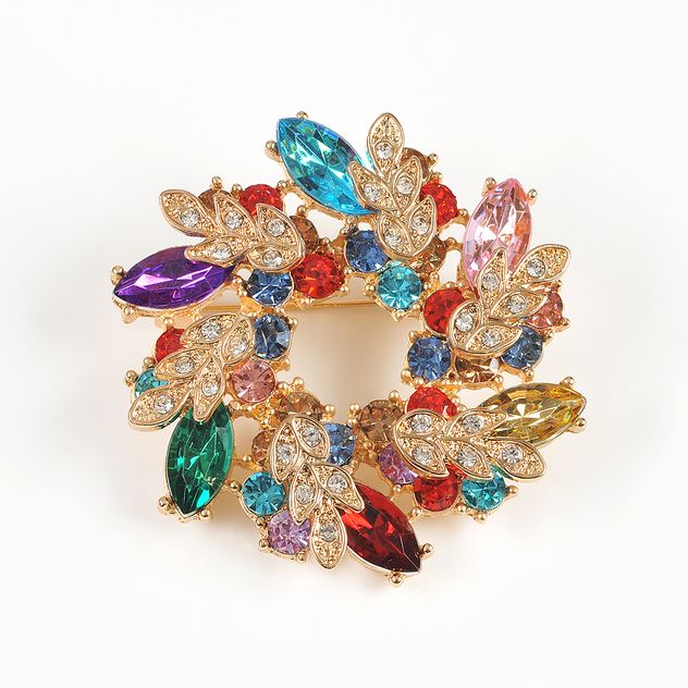 Brosa martisor coronita cu pietre multicolore