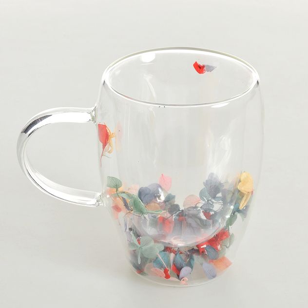 Cana cu perete dublu si flori artificiale in baza transparenta 350ml