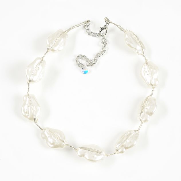 Colier elegant cu pietre albe neregulate